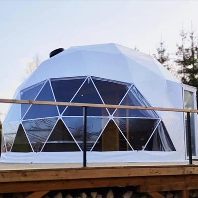 Stílusos parkoló árnyékoló kialakítás